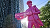 Eine Figur mit Kapitänsmütze und Seil über der Schulter steht in knalpink auf St. Pauli.