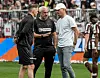 St. Paulis Torwarttrainer Sven van der Jeugt, Co-Trainer Peter Nemeth und der mittlerweile freigestellte Cheftrainer Alexander Blessin unterhalten sich