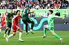 Jonas Urbig macht sich gegen Vinicius Souza von Wolfsburg groß