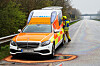 Feuerwehrleute haben die Ölspur auf der A23 bei Albersdorf abgestreut.