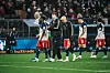 Die HSV-Profis gehen enttäuscht vor die Nordtribüne
