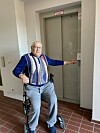 Aufzug defekt: Peter Isaakson (85) ist gehbehindert und konnte seit Wochen nur einmal das von der Vonovia vermietete Haus verlassen.