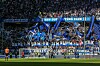 „Gemeinsam unaufhaltsam“ steht auf einem großen Banner auf der Nordtribüne im Volksparkstadion.