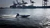 Ein Drohnenboot fährt durch den Hamburger Hafen.