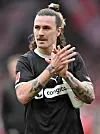St. Pauli-Kapitän Jackson Irvine klatscht in die Hände