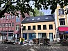 Ockerfarbenes Haus mit Baumaterial dafor