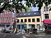 Ockerfarbenes Haus mit Baumaterial dafor