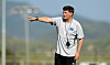 HSV-Trainer Merlin Polzin gibt seinen Profis Anweisungen.