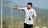 HSV-Trainer Merlin Polzin gibt seinen Profis im Rahmen des Trainingslagers auf Mallorca Anweisungen.