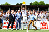 Kapitän Janek Wrede durfte den LOTTO-Pokal als erster gen Himmel recken.