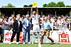 Kapitän Janek Wrede durfte den LOTTO-Pokal als erster gen Himmel recken.