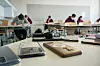 Ausgeschaltete Smartphones liegen bei einer Abiturprüfung in einer Hamburger Schule. (Archivbild)