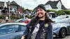 Ein junger Mann im Punk Outfit
