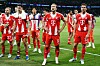 Die Bayern-Profis um Harry Kane vor der Kurve in Paris