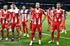 Die Bayern-Profis um Harry Kane vor der Kurve in Paris