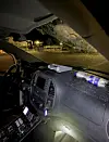 Der Stein durchschlug die Frontscheibe und traf eine Polizistin.