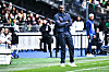 Pape Thiaw steht mit verschränkten Armen an der Seitenlinie im Stadion.