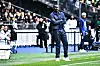 Pape Thiaw steht mit verschränkten Armen an der Seitenlinie im Stadion.