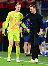 Manuel Neuer und Julian Nagelsmann besprechen sich beim DFB