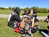 Bei Sonnenschein kommt die Gruppe in Tinnum zusammen