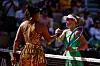 Laura Siegemund klatscht mit Naomi Osaka ab.