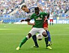 Eljero Elia von Werder Bremen im Zweikampf mit Marcell Jansen vom HSV