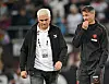 St. Pauli-Trainer Alexander Blessin nachdenklich neben Andreas Bornemann