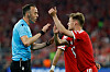 Bayern-Kapitän Joshua Kimmich beschwert sich bei Schiedsrichter João Pinheiro