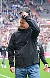St. Pauli-Trainer Alexander Blessin nimmt seinen Hut ab