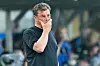 Dieter Hecking fasst sich ins Gesicht.