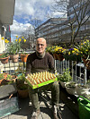 MOPO-Reporter Thomas Hirschbiegel mit den 32 Goldhasen, die er für 30 Euro auf dem Flohmarkt an der Trabrennbahn Bahrenfeld erstanden hat.