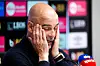Pep Guardiola fasst sich mit geschlossenen Augen ins Gesicht