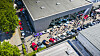 e eines großen Autotreffens in Hamburg mit vielen Sportwagen, Oldtimern und Besuchern vor einem Autohaus.