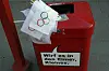 Olympische Fahnen im Mülleimer nach dem Referendum in Hamburg.