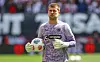 St. Pauli-Torhüter Ben Voll hält einen Ball in seiner Hand