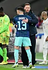Bundestrainer Julian Nagelsmann umarmt Stürmer Deniz Undav