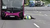 Ein Polizist des Verkehrsunfallaufnahmeteams fotografiert unter einem der beteiligten Fahrzeuge.