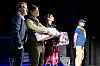 Mehrere Schauspieler stehen mit Geschenken in der Hand nebeneinander.
