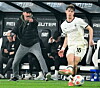 St. Pauli-Trainer Alexander Blessin gestikuliert während eines Spiels sehr emotional an der Seitenlinie