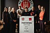 Vertreter:innen des FC St. Pauli und von ver.di vor einem Pult