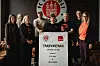 Vertreter:innen des FC St. Pauli und von ver.di vor einem Pult