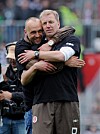 Holger Stanislawski und André Trulsen umarmen sich