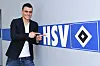 Filip Kostic zeigt auf ein HSV-Schild