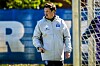 Merlin Polzin guckt über den Trainingsplatz