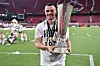 Filip Kostic mit der Europa-League-Trophäe mit Eintracht Frankfurt 2022
