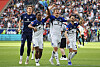 Albert Sambi Lokonga, Luka Vuskovic und Fábio Vieira jubeln Arm in Arm