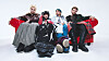 Die vier Bandmitglieder von 5 Seconds Of Summer sitzen auf einem roten Sofa.