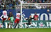 Miroslav Klose erzielt ein Tor gegen den HSV im Volksparkstadion