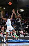 William Christmas und Leonard Thorpe Jr. bei einem Basketball-Spiel der Hamburg Towers
