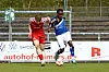HSV-Talent Maurice Boakye setzt sich im Zweikampf mit Norderstedts Lucas Schulze durch